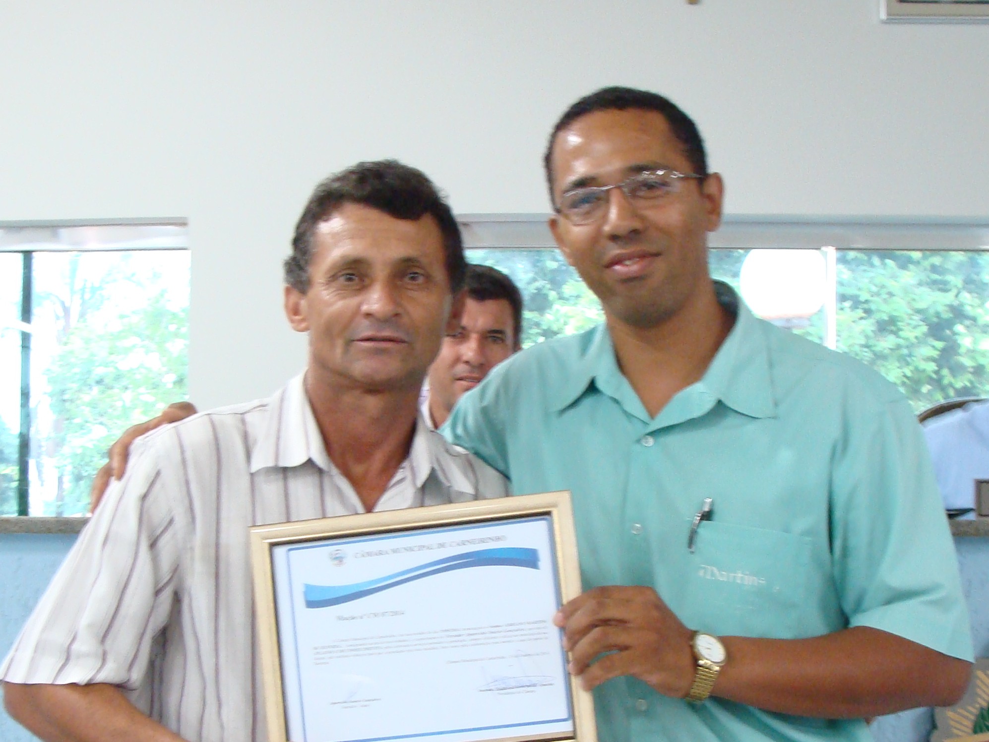 Adriano Martins recebe moção da Câmara Municipal de Carneirinho.