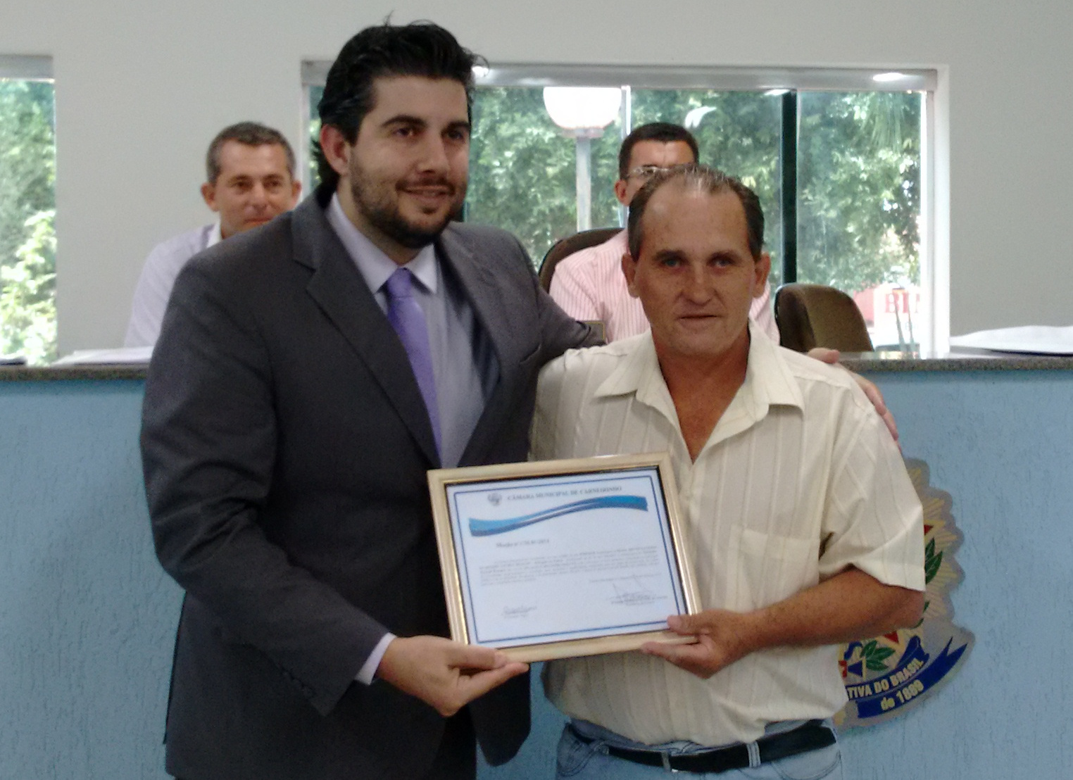 Dr. Bruno Gustavo recebe moção do legislativo carneirinhense .