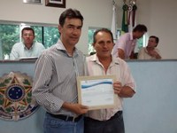 Dr. Ricardo Vilela Perroni recebe moção da Câmara Municipal de Carneirinho